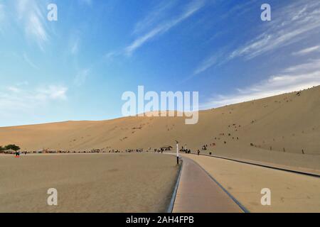 Slitte-rider sulle dune intorno al lago Crescent-Yueyaquan oasi. Dunhuang-Gansu-Cina-0679 Foto Stock