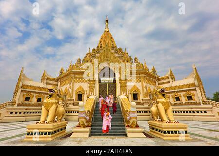 Le monache e monaci sui gradini del Dente del Buddha reliquia Pagoda noto come Swe Taw Myat, nell Arcidiocesi di Yangon, Myanmar Foto Stock