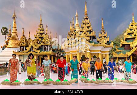 Donne spazzare il pavimento in marmo della Shwedagon pagoda in Yangon, Myanmar Foto Stock