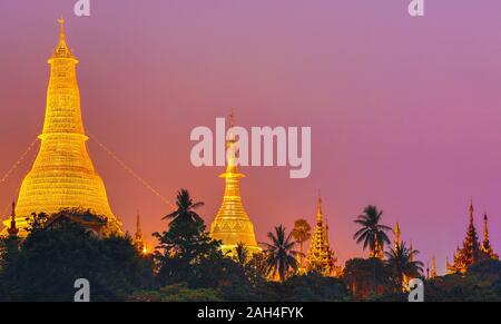 Shwedagon pagoda in Yangon, Myanmar Foto Stock