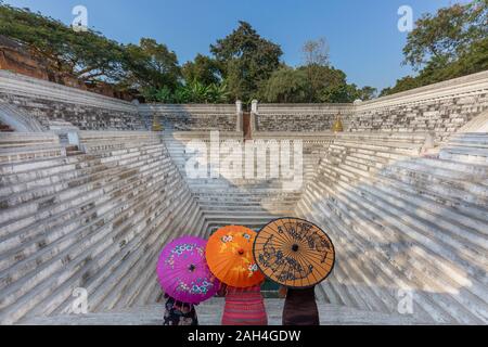 Passo ben, marmo acqua deposito del tempio buddista a Mandalay, Myanmar Foto Stock