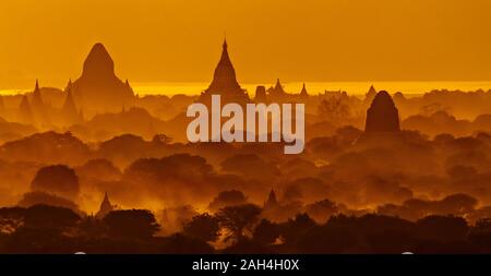 Tramonto e pagode di Bagan, Myanmar Foto Stock