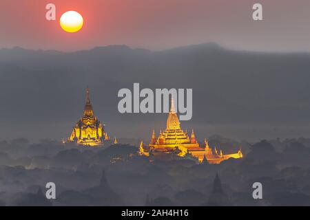 Tramonto e pagode di Bagan, Myanmar Foto Stock