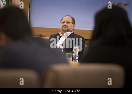 Dicembre 22, 2019, Teheran, Iran: un ritratto di MOHAMMAD SHARIATMADARI, all'Iran il Ministro delle cooperative, del lavoro e della previdenza sociale, in Tehran, Iran. Shariatmadari era nella posizione di Ministro dell'industria, dal 2017 al 2018. Egli ha anche servito come ministro del commercio dal 1997 al 2005 nel gabinetto del Presidente Mohammad Khatami. Egli è stato il presidente della campagna di Hassan Rouhani per il 2017 offerta. Shariatmadari è un riformista e considerato un moderato figura all'interno del camp (in contrasto ad una radicale riformatori), sebbene egli condivide alcune opinioni con i conservatori. (Credito Immagine: © Rouzbeh Fouladi/ZUMA FILO Foto Stock