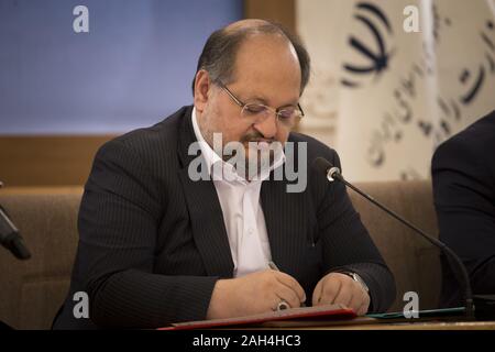 Dicembre 22, 2019, Teheran, Iran: un ritratto di MOHAMMAD SHARIATMADARI, all'Iran il Ministro delle cooperative, del lavoro e della previdenza sociale, in Tehran, Iran. Shariatmadari era nella posizione di Ministro dell'industria, dal 2017 al 2018. Egli ha anche servito come ministro del commercio dal 1997 al 2005 nel gabinetto del Presidente Mohammad Khatami. Egli è stato il presidente della campagna di Hassan Rouhani per il 2017 offerta. Shariatmadari è un riformista e considerato un moderato figura all'interno del camp (in contrasto ad una radicale riformatori), sebbene egli condivide alcune opinioni con i conservatori. (Credito Immagine: © Rouzbeh Fouladi/ZUMA FILO Foto Stock