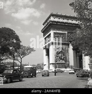 Degli anni Cinquanta, storico francese di automobili d'epoca andando passare il famoso Arc de Triomphe monumento a Parigi, Francia. Foto Stock