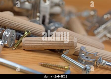 Vari accessori per mobili e utensili di assemblaggio in un primo piano Foto Stock