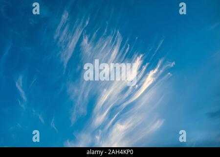 Bruciato le nuvole del cielo Foto Stock