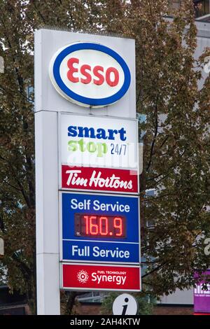 Vancouver, Canada - 7 ottobre 2019: Un prezzo del gas estremamente elevato alla stazione di gas esso nel centro di Vancouver Foto Stock