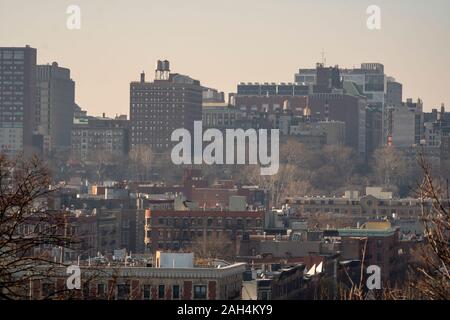 Densamente impaccati edifici appartamento nel quartiere di Harlem in New York visto il Domenica, 22 dicembre 2019. La Columbia University in Morningside Heights è in background.(© Richard B. Levine) Foto Stock