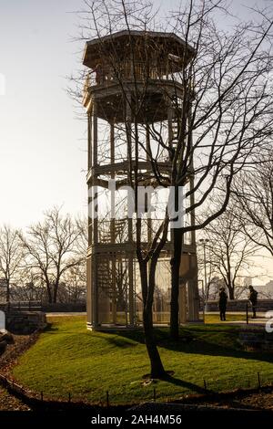 La NYC Dipartimento di Parchi e Ricreazione ospita un open house presso il recentemente restaurato Harlem torre di avvistamento in Marcus Garvey park in Harlem nel quartiere di Harlem in New York visto il Domenica, 22 dicembre 2019. La torre di avvistamento di Harlem è rimasta solo la ghisa torre dell'originale undici. Dopo anni di abbandono la struttura finalmente era retsored e appena riaperto. (© Richard B. Levine) Foto Stock