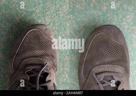 Suede sneakers prima e dopo la pulizia con un detergente. Per la cura delle calzature. Foto Stock