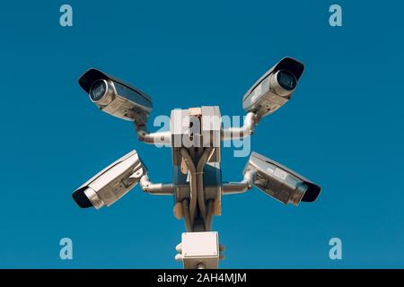 Telecamera di sorveglianza sul cielo blu sullo sfondo Foto Stock