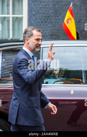 Il re Filippo VI di Spagna lasciando Downing Street dopo un incontro con il Primo Ministro Theresa Maggio. Foto Stock