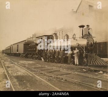 Antique c1890 fotografia, motore n. 203 del Delaware e Hudson Railway (D&H) in Binghamton, New York. Dipinto sulla costruzione di mattoni dietro il fumaiolo, dice 'G. D. Luna & Co ascensore." Fonte: FOTOGRAFIA ORIGINALE Foto Stock