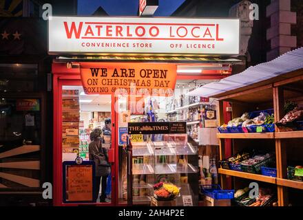 Local convenience store di notte con un segno "siamo aperti il giorno di Natale" visualizzati al di fuori di Southampton, England, Regno Unito Foto Stock