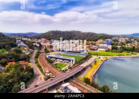 Gosford cittadina nel mezzo della costa centrale di Austrlia - Vista aerea locale sopra lo stadio sportivo e Central Coast highway vicino stazione ferroviaria betw Foto Stock