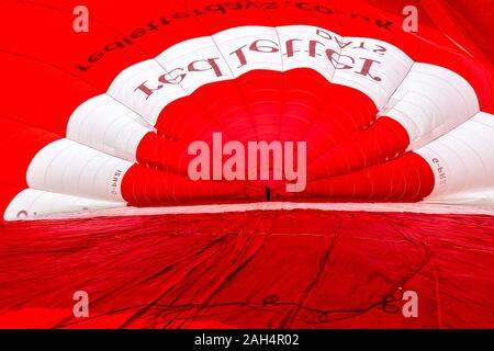 All'interno di una mongolfiera essendo gonfiato prima del decollo, Wales, Regno Unito Foto Stock