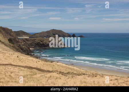 Le dune di sabbia al di sopra di te Werahi Beach sul Cape Reinga nel Northland e Nuova Zelanda. Come si vede da Te Paki via litoranea, Cape Maria Van Diemen. Foto Stock