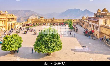 Jaipur, India - nov. 15, 2015. Il cortile del XVI secolo Forte Amber, come i turisti arrivano su elefanti e raccogliere informazioni per visite guidate della città. Foto Stock