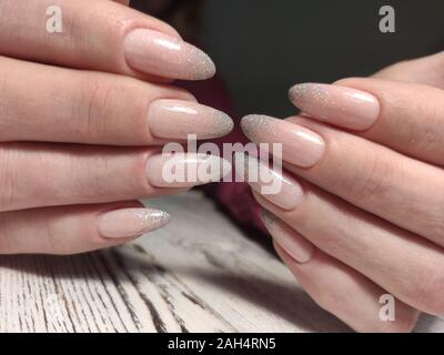 Natale unghie Gel Design,Donna Manicure mano di pittura lamine frizzante,carino pupazzo di neve decorato con scuro lucido cristallo verde e la stella gialla come christm Foto Stock