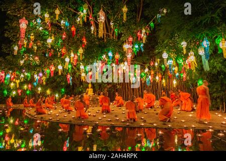 Chaing Mai, Tailandia - 03 Novembre 2017: Loy Krathong festival di Chiangmai. Monaco tradizionale luce pallone galleggiante realizzato in carta annualmente a Wat Ph Foto Stock