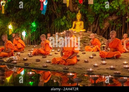 Chaing Mai, Tailandia - 03 Novembre 2017: Loy Krathong festival di Chiangmai. Monaco tradizionale luce pallone galleggiante realizzato in carta annualmente a Wat Ph Foto Stock