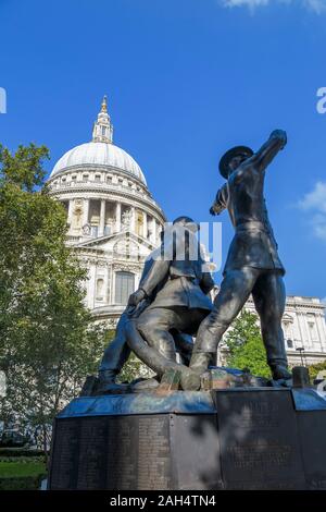 Vista dei Vigili del Fuoco Nazionale Memorial nel Carter Lane Gardens, Peter Hill e l'iconica cupola della cattedrale di St Paul, Londra EC4 Foto Stock