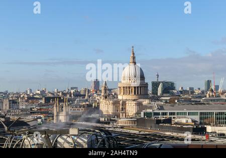 Vista sul tetto dell'iconica cupola della cattedrale di St Paul da Sir Christopher Wren su Londra sullo skyline, guardando ad ovest dalla città di Londra, Regno Unito Foto Stock