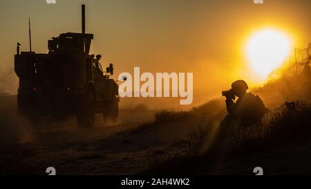 Un U.S. Marine assegnato ad uso speciale Air-Ground Marine Task Force - Risposta in caso di crisi - Comando Centrale (SPMAGTF-CR-CC) 19.2, fotografie di una miniera agguato resistente protetto All-Terrain veicolo (M-ATV) durante una tattica a veicolo in marcia corso in Kuwait, 21 dicembre 2019. Il SPMAGTF-CR-CC è una rapida reazione vigore, preparato per la distribuzione di una vasta gamma di funzionalità in tutta la regione. (U.S. Marine Corps foto di Sgt. Kyle C. Talbot Foto Stock