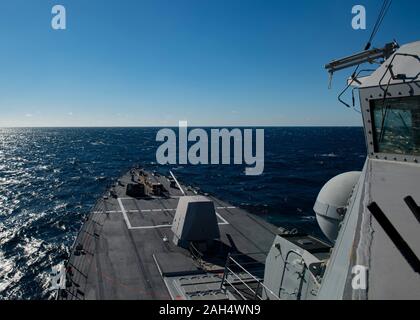 191218-N-RL695-3003 GOLFO DEL MESSICO (18 dicembre 2019) Il Arleigh Burke-class guidato-missile destroyer USS Thomas Hudner (DDG 116) transita il Golfo del Messico durante le operazioni di routine. Thomas Hudner è homeported a Naval Station Mayport. (U.S. Foto di Marina di Massa lo specialista di comunicazione di terza classe Marianne Guemo/rilasciato) Foto Stock