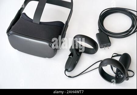 Montreal, Canada - 23 dicembre 2019: Oculus Ricerca VR auricolare e controllori. L'Occhio Quest è un primo tutti in realtà virtuale wireless headset e Foto Stock