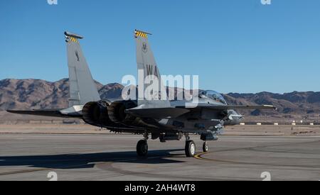 Un F-15E Strike Eagle jet da combattimento assegnato al XVII armi Squadron (WPS) taxi sulla linea di volo presso la Base Aerea Militare di Nellis Nevada, Dic 19, 2019. Xvii WPS ha partecipato a un rapido scambio di equipaggio esercizio dove gli equipaggi degli aerei, manutenzione e carburanti addestrati per avviare e recuperare i getti in un terzo del tempo normale aumentando il tempo di volo per i piloti. (U.S. Air Force foto di Airman 1. Classe Dwane R. giovani) Foto Stock