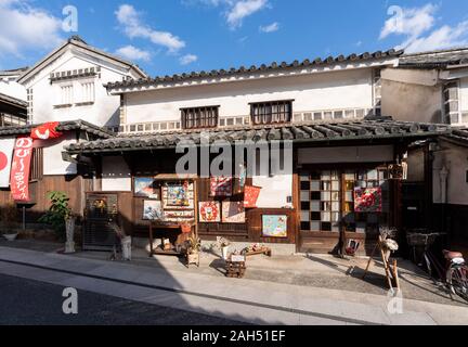 Negozio di souvenir, Kurashiki Bikan quartiere storico, vicino santuario Achi, Kurashiki City, Prefettura di Okayama, Giappone Foto Stock