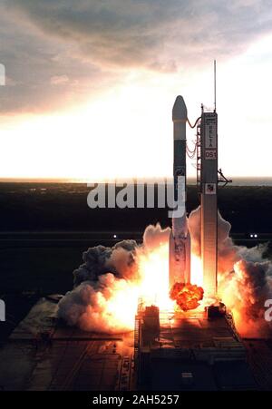 Il Centro Spaziale Kennedy, FLA. -- Che illumina il trampolino di lancio di seguito, un Boeing Delta II (7326) rocket si stagliano nella luce del mattino come lui spinge Deep Space 1 in cielo dopo il decollo da complessi di lancio 17A Cape Canaveral Air Station. Foto Stock