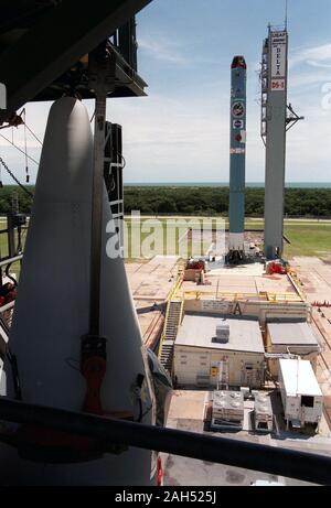 (Sinistra) un solido rocket booster è sollevato per l'installazione sul Boeing Delta 7326 a razzo che lancerà nello spazio profondo 1 in corrispondenza della piazzola di lancio 17A Cape Canaveral Air Station. Delta II razzi sono di medie capacità gettabili derivato dalla famiglia Delta di razzi costruiti e lanciati a partire dal 1960. Da allora ci sono stati più di 245 Lancia Delta. Delta ha origini risalgono al Thor a raggio intermedio di missili balistici, che è stato sviluppato nella metà degli anni cinquanta per gli Stati Uniti Air Force. Foto Stock