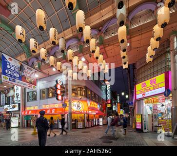 OSAKA, Giappone - 14 ottobre 2019: il punto di vista del Doguyasuji, una coperta la strada dello shopping di Namba (Minami) rivestito con diversi negozi e bar. Nightlif Foto Stock