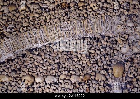 Parete realizzata con le ossa nella Cappella delle Ossa a Evora, Alentejo, Portogallo Foto Stock