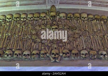 Parete realizzata con le ossa nella Cappella delle Ossa, chiesa di San Francesco. Evora, Alentejo, Portogallo Foto Stock