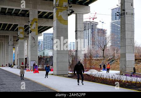 Pattinaggio al Bentway in Toronto Foto Stock