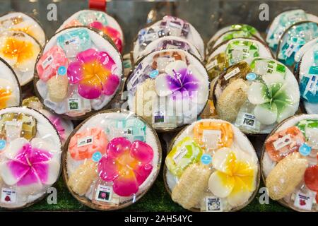 Bangkok,Malesia - Novembre 2,2019 : vari tipi di candele per aromaterapia e massaggio con olio di vendere al negozio di souvenir a Bangkok, Tailandia. Foto Stock