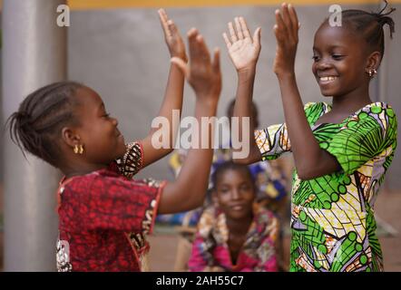 Due piccoli ragazze africane eseguendo una mano battimani gioco Foto Stock