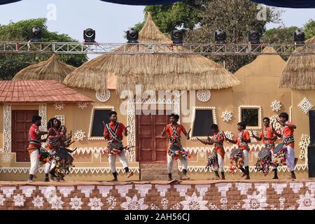 Ballerini folk dallo stato di Madhya Pradesh, India. Foto Stock