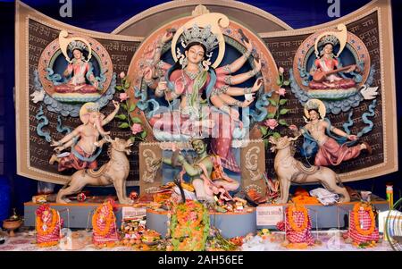 Dea murale Maa Durga idolo con tutta la famiglia rappresenta la vittoria sul male Mahishasura in occasione propizia di Ashtami Durga Puja festival in Ko Foto Stock