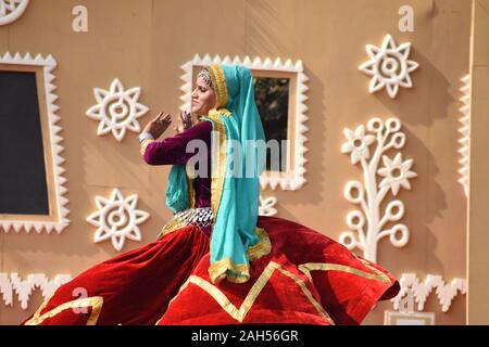 Un artista folk femminile che suona a Kalagram. Foto Stock