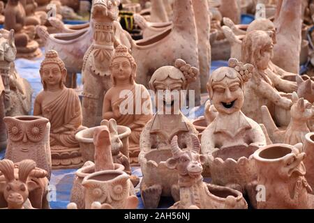 Figurine fatti di argilla rossa. Foto Stock