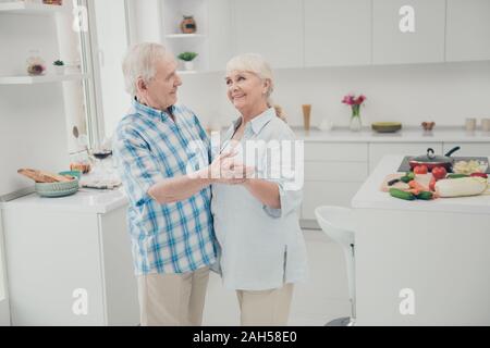 Ritratto di carina, sposato persona persone tengono mano gustare prelibatezze della cucina cucina stand interni Foto Stock