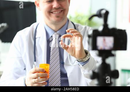 Medico tenendo compresse Foto Stock