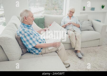Due belle attraente focalizzata concentrata Allegro tranquillo popolo calmo, seduto sul divano con il resto relax trascorrendo libera Tempo libero weekend in chiaro w Foto Stock