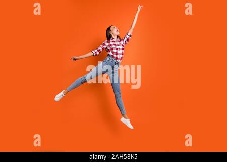 Dimensione intera lunghezza corpo foto di attraente affascinante abbastanza bella, donna gorgeous salto puntando sulla più alta cima isolata dai colori brillanti Foto Stock